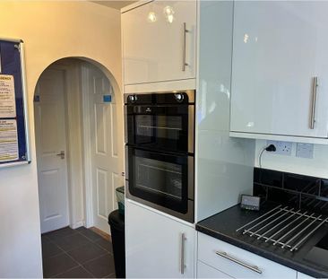 4 bedroom semi-detached house to rent - Photo 3