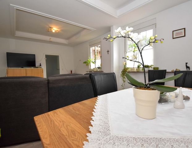 Idyllisches Wohnen auf dem Land – Charmante Erdgeschosswohnung mit Einbauküche und Garten in Augustendorf - Photo 1