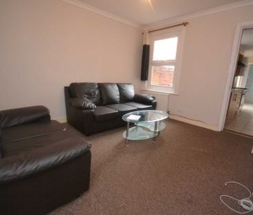 5 Bed - Grange Avenue, University Area - Photo 2