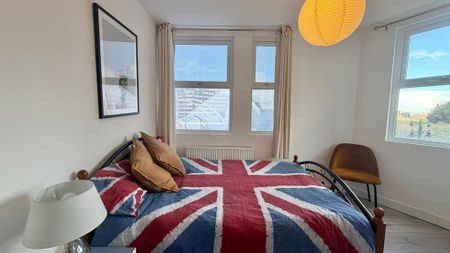 3 bedroom flat to rent - Photo 4