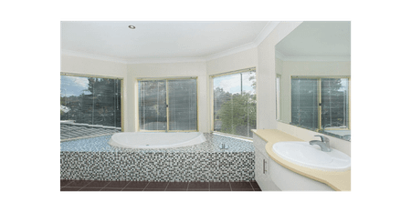 Spacious 5-Bedroom Family Paradise in Prime Parramatta! - Photo 4