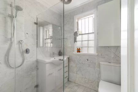 Stunning Victorian terrace with enchanting courtyard - Photo 2