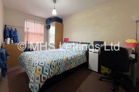 3 Bedroom Flat for rent in Woodsley Road - Photo 4