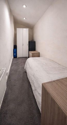 1 bedroom in a house share to rent - Photo 4