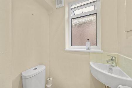 3 bedroom detached house to rent - Photo 2