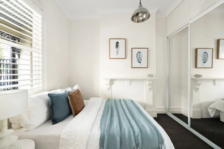 Classic worker's terrace with rear lane access to parking - Photo 4