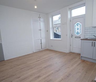3 bedroom end of terrace house to rent - Photo 4