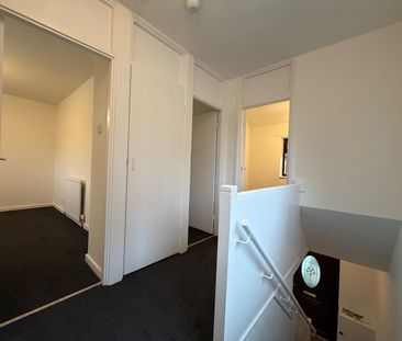 3 Bed Semi-Detached House, Larkhill Close, LS8 - Photo 2