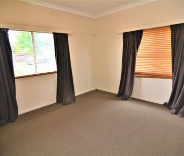 FAMILY HOME WITH GREAT GARAGING - Photo 2