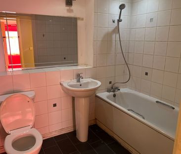 Two Bedroom two bathroom close to barking station - £1850 - Photo 4