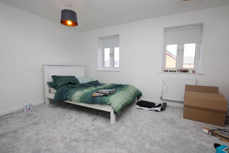 4 bedroom end of terrace house to rent - Photo 5