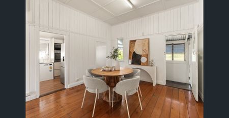 Charming Queenslander in a prime Bulimba location - Photo 4