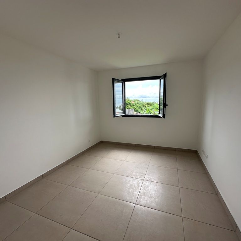 Location Maison 4 pièces 94m² ST BENOIT 97470 - Photo 1