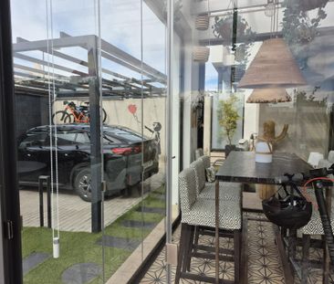 Jardín privado, diseño y luz | Chalet de esquina único en Boadilla - Photo 3