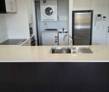 Charming Two-Bedroom Apartment in Prime Takapuna Location - Photo 2