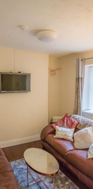 STUDENT ACCOMMODATION, 6 Stewarts Terrace, Derry/Londonderry, BT48 7LH - Photo 1