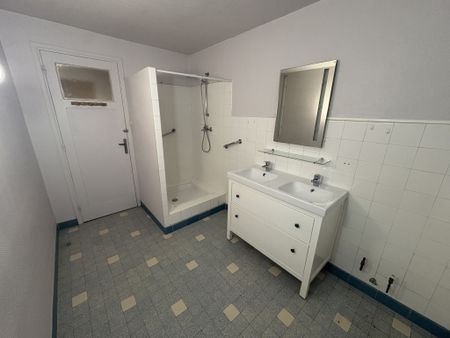 Location Maison 5 pièces 138m² AGEN 47000 - Photo 3