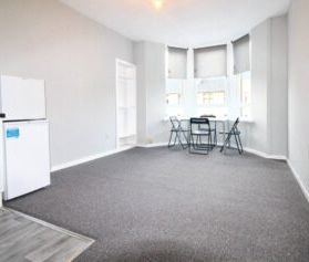 Ballindalloch Drive, Dennistoun, Glasgow, G31 - Photo 2