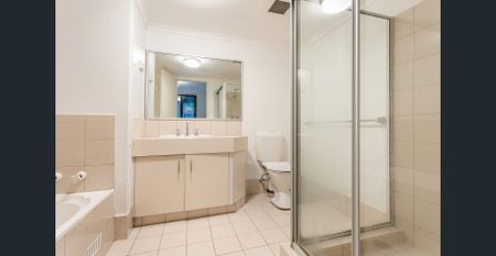 FANTASTIC TWO BEDROOM APARTMENT WITH COURTYARD - Photo 4