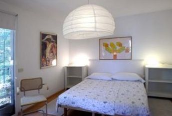 Center-Popolo: Excellently restored 1 bedroom, living, bath, terrace with views. Sleeps 4. Ref 848