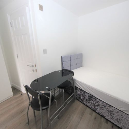 Holly Grove, Kingsbury, NW9 - Photo 1