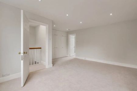 4 bedroom house in London - Photo 3