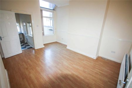 3 bedroom end of terrace house to rent - Photo 2