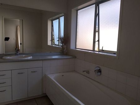 Pet Friendly 3 Bedroom family home - Photo 5