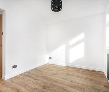 York Road, Woking, Surrey, GU22 7XR - Photo 5
