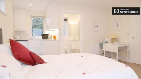 Sunny studio apartment for rent in Rathgar, Dublin - Photo 2