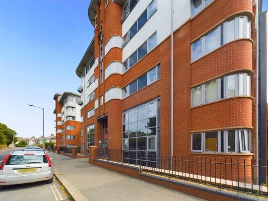 Central Park Towers, 28 Central Park Avenue, Plymouth, Devon, PL4 - Photo 1