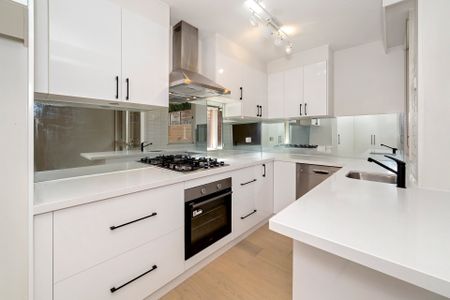 Please contact Molly Rogerson to arrange an inspection; SandringhamPM2@hodges.com.au - Photo 2