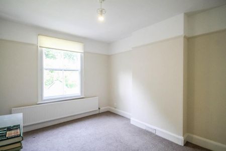 4 bedroom end of terrace house to rent - Photo 3