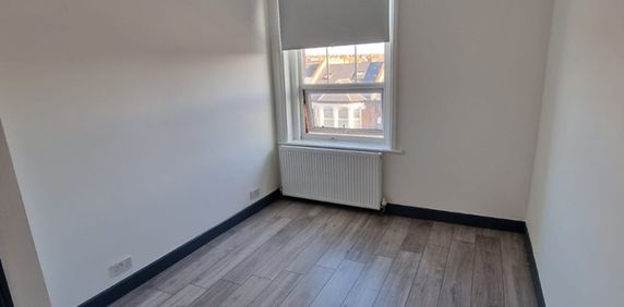 2 Bed Flat, Upper Tooting Road, SW17 - Photo 2