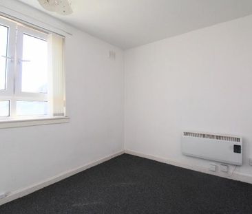 3 bedroom flat to rent - Photo 3