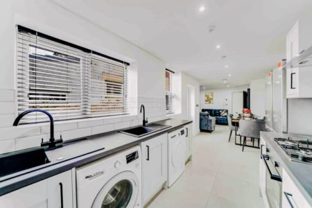 6 Beds 2 Baths - Photo 4