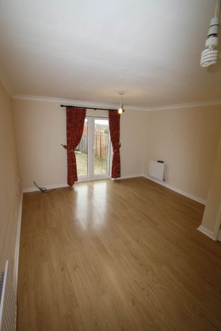 4 Bed Terraced House, Murray Close, NG5 - Photo 2