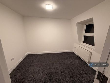3 bedroom flat to rent - Photo 4