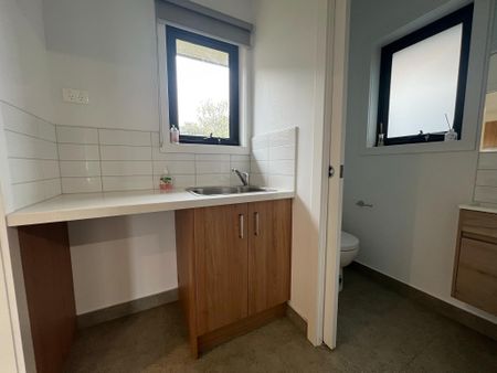 19A Finch Street, Notting Hill VIC 3168 - Townhouse For Rent | Domain - Photo 4