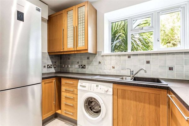 A charming, three-bedroom flat on Nightingale Lane. - Photo 1