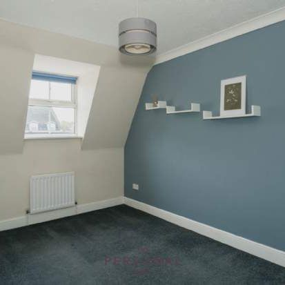 4 bedroom property to rent in Epsom - Photo 1