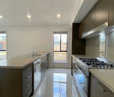 Bright & Spacious 3-Bedroom Home in Epping - Photo 2