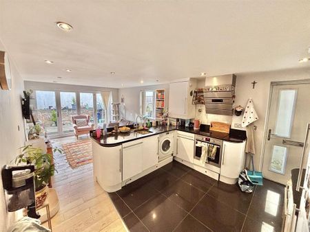 2 bedroom flat to rent - Photo 4