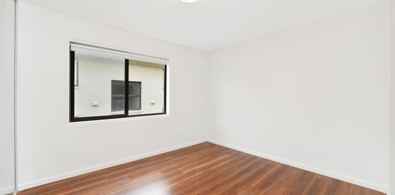 Tastefully Renovated 2 Bedroom Apartment In prime Location - Photo 2