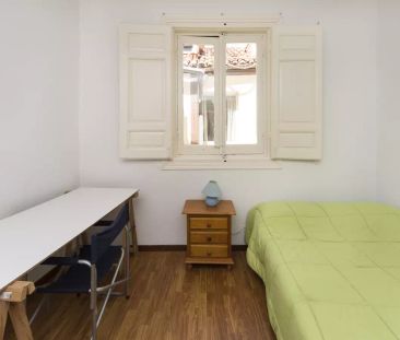 Huge room with window view interior patio in 9-bedroom apartment, Malasaña - Females Only - Foto 2