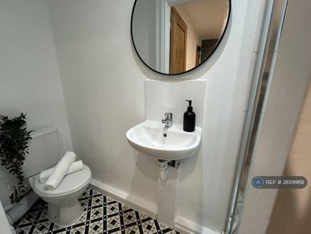 1 bedroom in a house share to rent - Photo 5