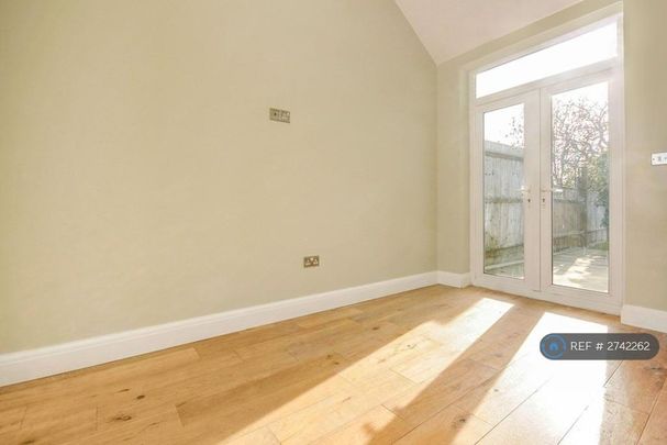 4 bedroom semi-detached house to rent - Photo 1