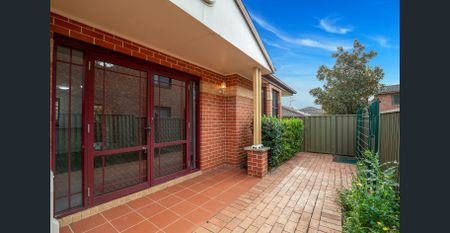 Charming 2-Bedroom Townhouse in prime location - Photo 4