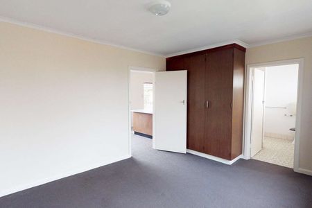 Bright & Spacious Top-Floor Apartment in Prime Fitzroy Location! - Photo 2