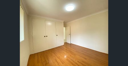 SPACIOUS TWO-BEDROOM APARTMENT IN PRIME WESTMEAD LOCATION - Photo 2